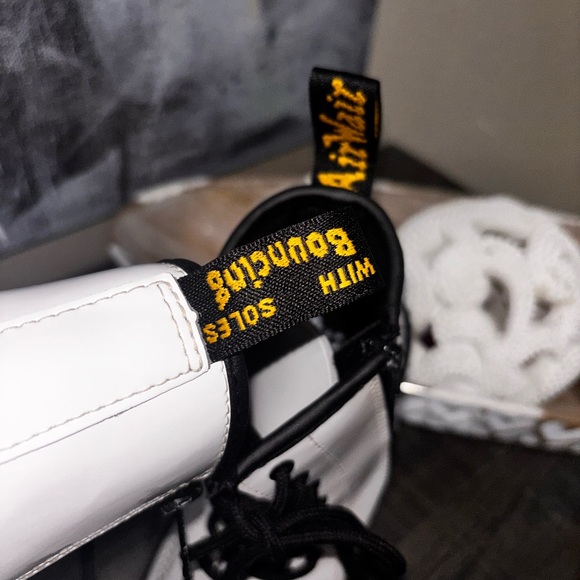 Dr. Martens YOUTH 1460 PATENT LEATHER LACE UP BOOTS - Picture 4 of 11